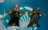 Les Français Vince Reffet (g) et Fred Fugen, surnommés "Soul Flyers", lors de leur vol en wingsuit au-dessus des trois archipels artificiels de Palm Islands à Dubaï, le 25 mars 2017
