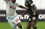 Le milieu de Marseille Lassana Diarra (g) à la lutte avec le milieu d'Angers Abdoul Camara en L1, le 27 septembre 2015 au Stade Vélodrome