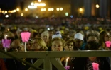 Des fidèles participent à la prière du soir à la veille d'un synode au Vatican, le 3 octobre 2015