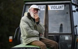 Un agriculteur membre du collectif anti-aéroport "Copain 44" sur son tracteur lors d'une manifestation, le  10 novembre 2016 à Notre-Dame-des-Landes