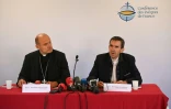 L'évêque de Chalons François Touvet (g) et le porte-parole de la CEF, Hugues de Woillemont, lors d'une conférence de presse, le 6 novembre 2021 à Lourdes