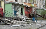 Des bâtiments endommagés par des frappes dans les faubourgs nord de Kharkiv, dans l'est de l'Ukraine, le 22 avril 2022