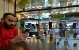Un vendeur dans sa boutique de téléphones mobiles, le 12 janvier 2025 à Damas, en Syrie