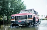Big Red Mud Truck vient lui aussi au secours des residents de Port Arthur au Texas, le 1er septembre 2017