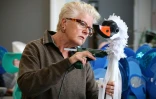 Trudy Rees-Marklew, designer chez Imagineer, fabrique un accessoire en forme de cygne, dans l'atelier de l'entreprise à Coventry, le 20 mai 2022 en Angleterre
