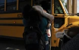 Une élève du lycée Lincoln Park de Brownsville monte dans le bus scolaire avec son enfant, le 1er novembre 2023 au Texas