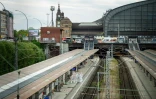 Des membres de la police scientifique sur le quai de la gare centrale de Hambourg, où au moins 12 personnes ont été blessées lors d'une attaque au couteau, le 23 mai 2025 en Allemagne
