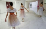 Des danseuses du Ballet Stanislavski s'échauffent avant une représentation au Palais des Festivals à Cannes, le 4 décembre  2019