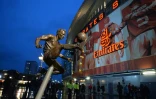 La statue de l'idole d'Arsenal Dennis Bergkamp devant l'Emirates Stadium, le 26 décembre 2014