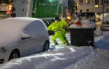 Les éboueurs peinent à faire leur travail dans une rue enneigée d'Oslo, le 2 janvier 2024