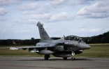 Un avion de combat français Rafale armé de quatre missiles air-air Mica s'apprête à décoller de la base polonaise de Minsk Mazowiecki le 27 septembre 2025