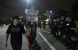 Des manifestants brandissant des panneaux proclamant "Stop killing us" ("Arrêtez de nous tuer") défilent le 22 septembre 2016 dans la ville américaine de Charlotte