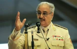 L'homme fort de l'est libyen, le maréchal Khalifa Haftar, assiste à un défilé militaire à Benghazi, dans l'est de la Libye, le 7 mai 2018