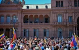 Une foule de venezueliens rassemblée devant la Casa Rosada, sur la plaza de Mayo, pour saluer l'opposant Edmundo Gonzales Urrutia, le 4 janvier 2025
