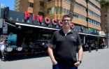 Alex Fratini pose le 7 juin 2022 devant l'un des huit établissements qu'il possède à Bénidorm, en Espagne 