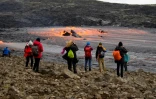 Des curieux observent l'éruption volcanique près du mont Fagradalsfjall (Islande) le 15 septembre 2021

