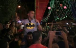 Adel Mechouki chante lors d'un mariage Ă Rafah, le 29 juillet 2016 dans la bande de Gaza