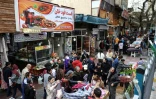 Des Iraniens font des achats au bazar Tajrish, dans le nord de Téhéran, le 19 mars 2026, à la veille de Norouz, le Nouvel An persan
