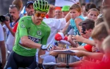 Le sprinteur vedette Peter Sagan de l'équipe Bora signe des autographes à ses fans à Herentals, en Belgique, le 2 août 2018