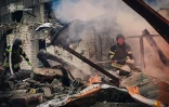 Photo diffusée par le service d'urgence de l'État ukrainien, le 13 novembre 2024,, montrant des pompiers luttant contre un incendie après une attaque russe à Brovary, près de Kiev