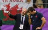 Fabien Galthié échange avec le sélectionneur du XV de France Jacques Brunel avant le match contre les Gallois en Coupe du monde à Oita, le 20 octobre 2019