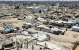Des tentes à côté de décombres de bâtiments effondrés dans un camp pour personnes déplacées par la guerre, dans le quartier de Sheikh Radwan à Gaza, le 6 juillet 2026