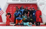 Mikaela Shiffrin pose avec les membres de son équipe après sa victoire au slalom d'Ofterschwang le 10 mars 2018