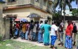 Des votants font la queue devant un bureau de vote lors d'un scrutin local au Bengale-occidental, le 8 juillet 2023 dans la banlieue de Calcutta
