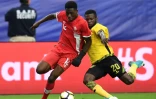 Le Canadien Alphonso Davies (Ă g.) et le JamaĂŻcain Kemar Lawrence en quart de finale du tournoi de la Concacaf, le 20 juillet 2017 Ă Glendale dans l'Arizona