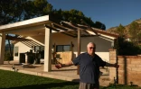Ted Koerner pose devant sa maison flambant neuve, le 29 décembre 2025, reconstruite moins d'un an après l'incendie qui a détruit Altadena