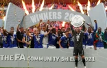 Le gardien de but danois de Leicester Kasper Schmeichel soulève le trophée du Community Shield, après avoir remporté avec ses coéquipiers la finale face à Manchester City, le 7 août 2021 au Stade de Wembley à Londres