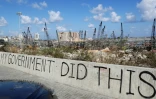 Sur un pont surplombant le port de Beyrouth, dévasté le 4 août par une explosion, des Libanais ont tagué "Mon gouvernement a fait ça", le 9 août 2020