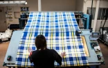 La fabrication d'un "tartan pour l'Ukraine", aux couleurs du drapeau ukrainien, dans l'atelier de la société Great Scot, le 29 avril 2022 à Keith, en Ecosse