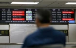Des panneaux d'information montrant les vols annulés à l'aéroport de Taipei Songshan le 30 décembre 2025, alors que la Chine entame sa deuxième journée de manoeuvres militaires autour de l'île