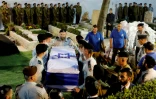 Des soldats israéliens portent le cercueil de Zachary Baumel, commandant de char du 362e bataillon blindé, lors de ses funérailles au cimetière militaire du mont Herzl à Jérusalem, le 4 avril 2019