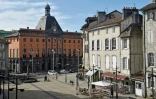 La mairie d'Aurillac où un dispositif expérimental, en partenariat avec le bailleur social Polygone et l'association Aurore, offre un nouveau départ à des personnes défavorisées