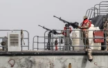 Soldats de la marine du gouvernement internationalement reconnu du Yémen, à bord d'un navire patrouillant au large des îles Hanish, en mer Rouge, le 27 juillet 2026.