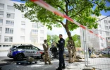 Des soldats montent la garde près du lieu où un jeune homme a été abattu dans un quartier populaire de Nantes, le 4 juin 2026 en Loire-Atlantique