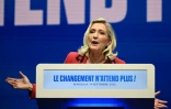 La présidente du groupe RN à l'Assemblée nationale Marine Le Pen prononce un discours lors de l'université d'été du Rassemblement national, le 14 septembre 2025 à Bordeaux