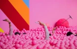 Des visiteurs font des selfies dans une piscine à balles au "Supercandy Pop-Up Museum" de Cologne, le 27 septembre 2019