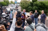Le procureur de la République de Créteil Stéphane Hardouin (3e à d) s'adresse à la presse devant le domicile endommagé du maire de l'Haÿ-les-Roses dans cette ville du Val-de-Marne, le 2 juillet 2023
