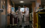 Deux personnels du service des urgences de Montauban le 20 juillet 2022