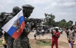 Un drapeau russe accroché sur le monument en l'honneur des instructeurs russes à Bangui, en Centrafrique, le 22 mars 2023