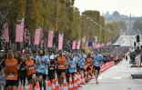 Les athlètes amateurs participent dans la capitale à une course qualificative pour le marathon des Jeux de Paris dans le cadre du Marathon Pour Tous, le  31 octobre 2021