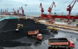 Le charbon utilisé dans les centrales électriques est trié en tas dans l'entrepôt de charbon du port de Lianyungang, dans la province chinoise du Jiangsu, dans l'est du pays, le 22 septembre 2025
