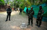 Des soldats cambodgiens dans un vieux temple khmer de Prasat Ta Muen Thom, dans un secteur disputé de la frontière avec la Thaïlande, le 26 mars 2025
