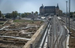 Un site de fouilles archéologiques, des voies ferrées et la gare de Haydarpasa en arrière-plan à Istanbul, le 22 août 2025 en Turquie