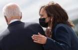 Le président américain Joe Biden et la vice-présidente Kamala Harris arrivent à la base militaire de Dobbins à Marietta, dans l'Etat de Géorgie, le 19 mars 2021