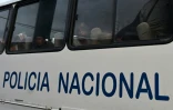 Des pêcheurs interpellés sont transportés à bord d'un bus de la police nationale vers l'Unité de surveillance communautaire (UVC) depuis le port de Manta, en Équateur, le 4 septembre 2026