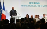 Edouard Philippe, au côté de la ministre de la Santé Agnès Buzyn (2e à gauche), prononce un discours au centre hospitalier Simone Veil, à Eaubonne, dans le Val d'Oise, le 13 février 2018